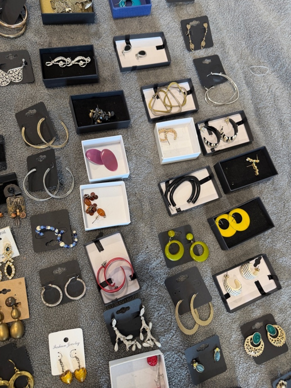 70 pairs of Assorted Women's vintage and new Earrings - All Styles - Picture 6 of 14